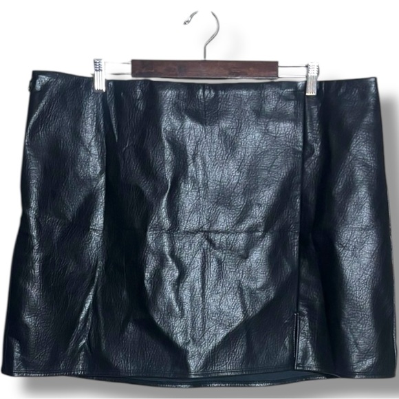Old Navy NWT Black Faux Leather Mini A-Line Fit and Flare Skirt with Slit - Picture 9 of 16